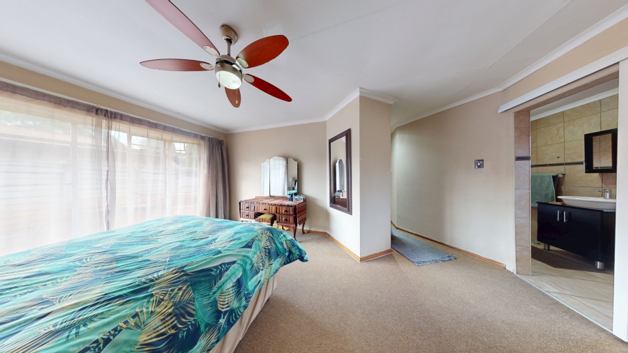 5 Bedroom Property for Sale in Kannoniers Park North West